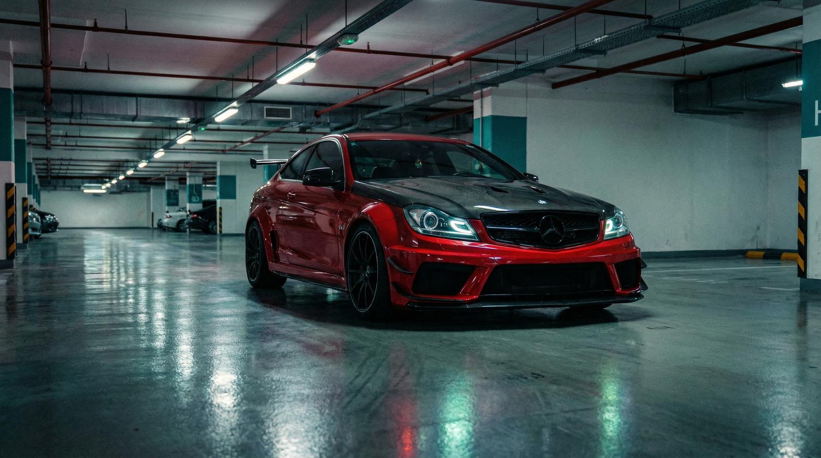 涩里番改装视频 - AMG C63宽体改装视频演示